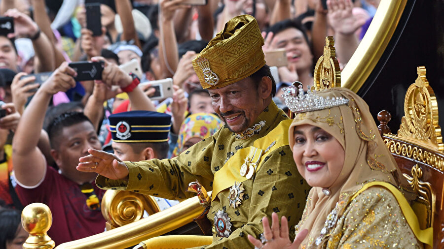 Brunei Sultanı Hassanal Bolkiah ve eşi halkı selamlıyor.