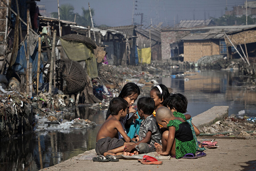 Bangladeş'te 19 milyondan fazla çocuk, iklim ve çevre koşullarının elverişsiz olduğu bölgelerde yaşıyor.