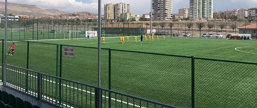 Karşılaşma hakemlerin gelmesinin ardından 45 dakika gecikmeli olarak başladı.