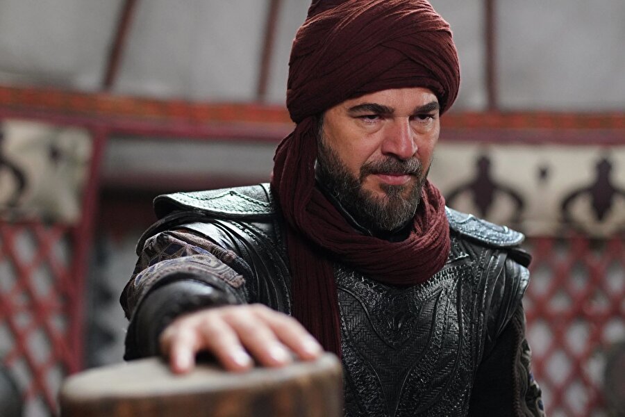 Engin Altan Düzyatan, Burak Özçivit'e Osman Gazi rolü için başarılar diledi.