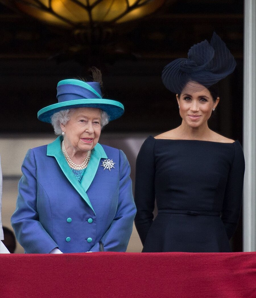 Sussex Düşesi Meghan, asıl adıyla Rachel Meghan Markle ve Elizabeth Alexandra Mary Windsor.