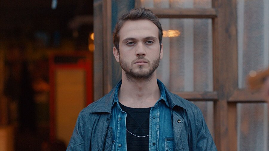 Aras Bulut İynemli, başarılı performansı ile göz dolduruyor. 