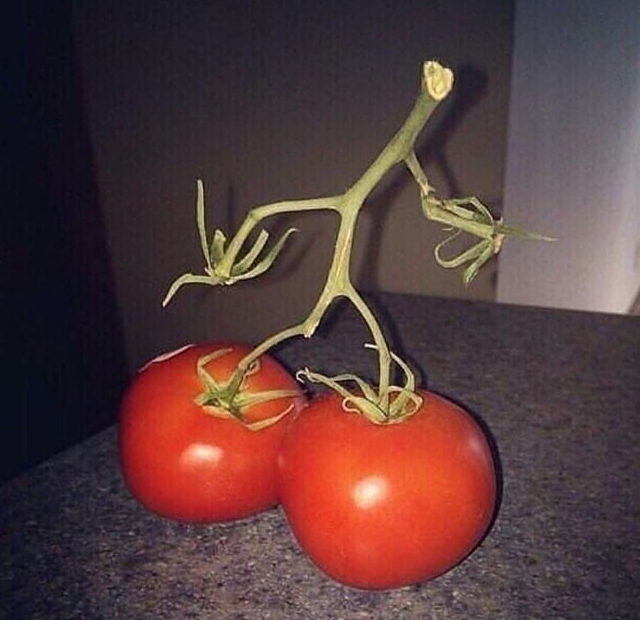 Dev ayakkabı modasına uyan zayıf kızlar