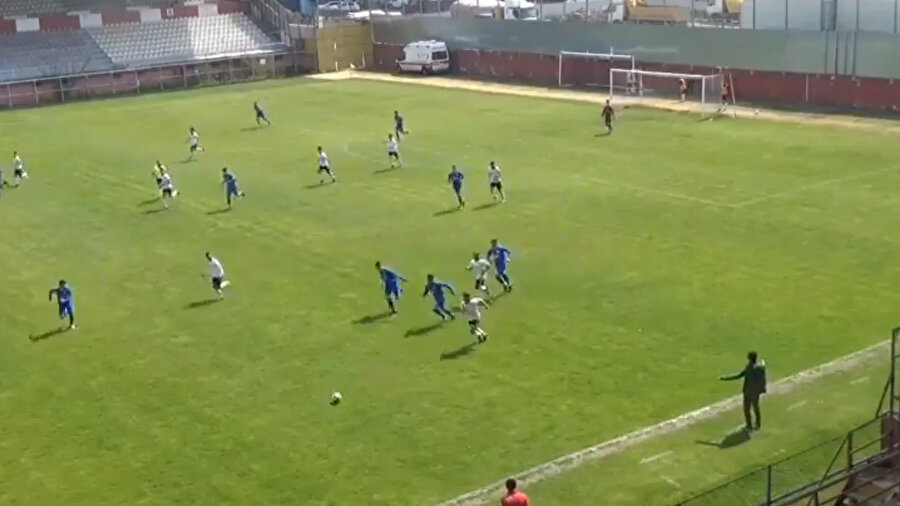 Genç oyuncu aldığı topu rakip kaleye kendisi götürdü ve golünü attı.