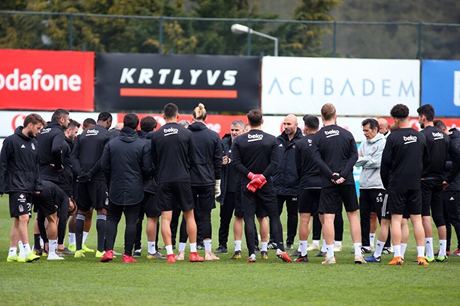 Beşiktaş Rizespor karşısında Quaresma ve Adriano'dan faydalanamayacak.