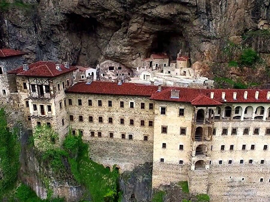 Yaklaşık 2.5 yıldır restorasyon nedeniyle ziyarete kapalı olan Sümela Manastı, 18 Mayıs'ta ziyarete açılacak.