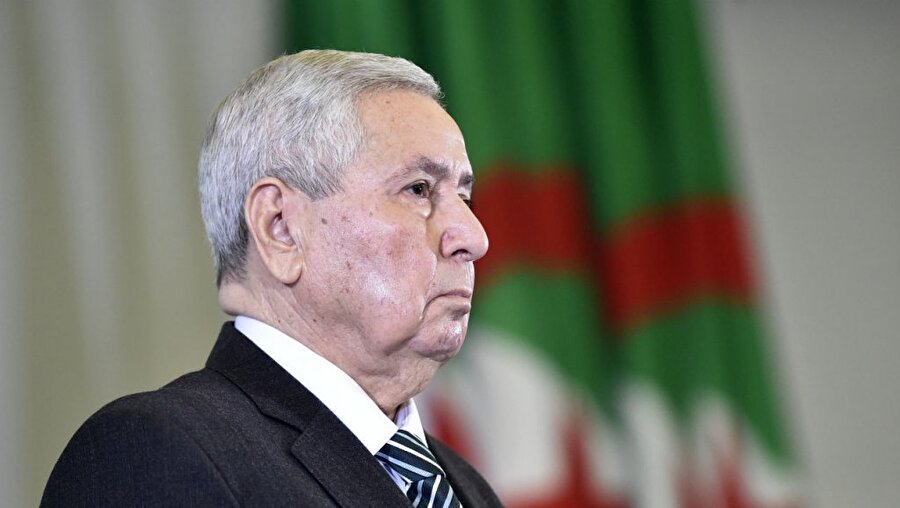 Abdulaziz Buteflika'nın istifasının ardından, Millet Konseyi Başkanı Abdulkadir bin Salih geçici cumhurbaşkanı oldu.