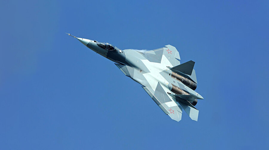 Su-57'nin, iki büyük silah deposuna sahip olduğu, her bir deponun 4 adet ‘havadan havaya' sınıfından K-77M füze taşıyabildiği biliniyor.