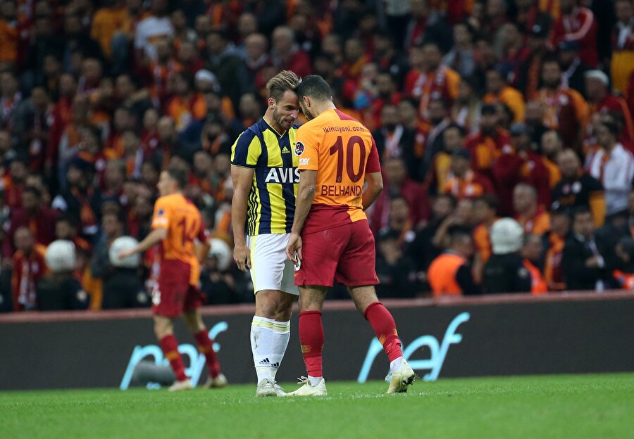 Soldado ve Belhanda'nın ilk yarıdaki maçta yaşadığı gerginlikten bir kare.