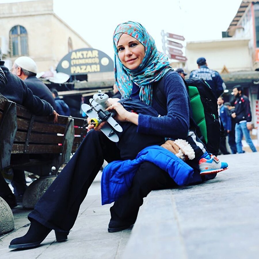 Burcu Çetinkaya, başörtüsünü çıkardığını açıkladı.
