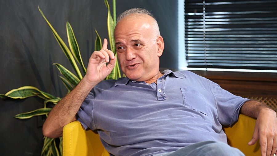 Ahmet Çakar katıldığı YouTube kanalında değerlendirmelerde bulunuyor.