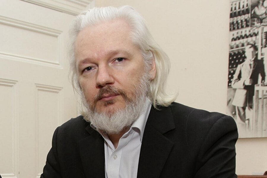 Julian Assange, sığınmacı olarak yaşadığı Ekvador konsolosluğunda, İngiltere polisi tarafından gözaltına alındı.