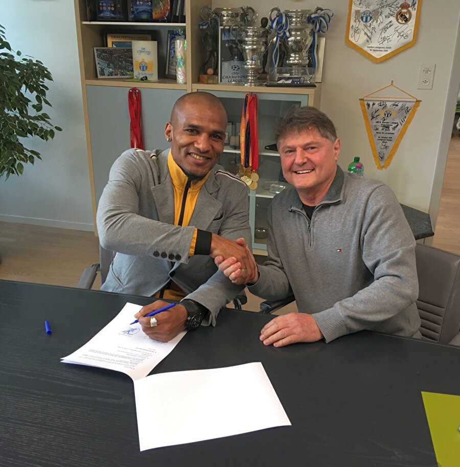 Florent Malouda, Zürih ile resmi sözleşme imzalarken.