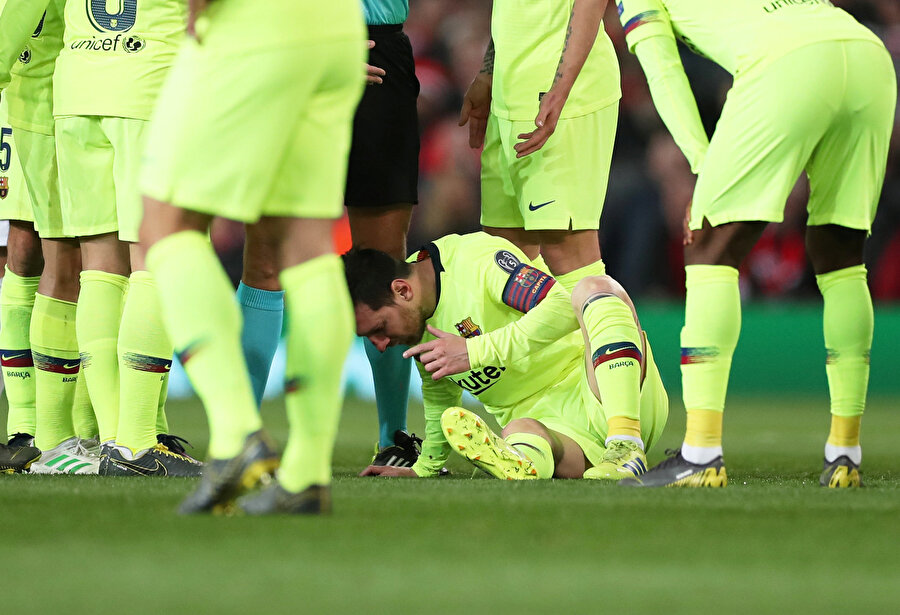 Messi darbenin ardından bir süre yerden kalmadı.