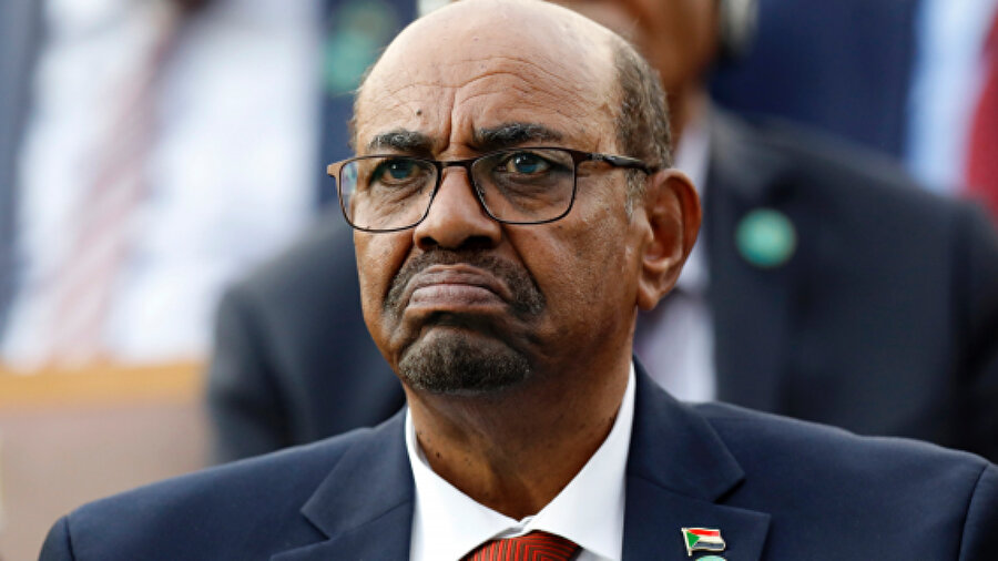 Sudan'da gösterilerin hedefindeki isim Devlet Başkanı Ömer Beşir istifa etti.