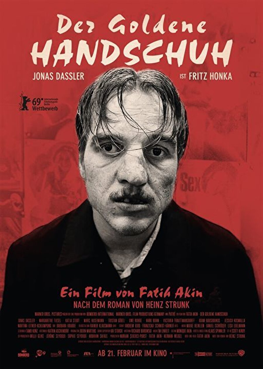 1. Altın Eldiven

                                    Fatih Akın'ın, Heinz Strunk'ın 2016 yılında yayımlanan aynı adlı kitabından uyarladığı "Altın Eldiven", 1970'li yıllarda Hamburg'da dört kadını öldüren ve öldüreceği kişileri Zum Goldenen Handschuh adlı bardaki kişiler arasından seçen seri katil Fritz Honka'nın hikayesine odaklanıyor.Senaryosu da Türk asıllı Alman yönetmen Fatih Akın tarafından kaleme alınan filmin başrollerinde Jonas Dassler, Margarete Tiesel, Marc Hosemann, Katja Studt, Martina Eitner-Acheampong, Adam Bousdoukos ve Philipp Baltus yer aldı.Savaş sonrası ekonomik bir kalkınmaya imza atan fakat insanların buna tezat oluşturacak biçimde güvensiz ve korku içinde yaşadığı 1970'ler Almanya'sının çarpıcı bir portresini sunan film, 2019 Berlin Film Festivali'nde Altın Ayı için yarışmıştı.
                                