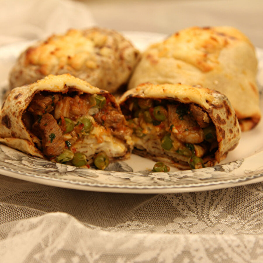 Manisa Bohça Kebabı

                                    
                                    
                                    
                                    Özel davetler, Ramazan'da iftar sofralarınız kısaca misafir menüleri için hazırlanabilecek nefis bir tarif bohça kebabı. Diğer ismi Manisa kebabı olan tarif, krepli kebap olarak da biliniyor. Önceden hazırlayıp, servis zamanı fırınlayıp, sıcak sıcak ikram edebileceğiniz bir yemek. Bu gelenekselleşmiş nefis kebabın lezzetine hayran kalacaksınız.Tarif için: https://www.gzt.com/lokma/manisa-bohca-kebabi-33031
                                
                                
                                
                                