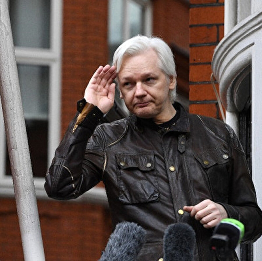 Büyükelçilikte yaşayan Assange gözaltına alındı

                                    
                                    Londra polisi, Ekvador'un verdiği sığınma hakkını geri çekmesinin ardından Assange'ı bu ülkenin Londra'daki elçiliğinde gözaltına aldı. 2012'den beri Ekvador'un Londra Büyükelçiliğinde yaşayan Wikileaks'in kurucusu Assange'ın 'yasa dışı yollarla' sığınma hakkının elinden alındığı iddia edildi.
                                
                                