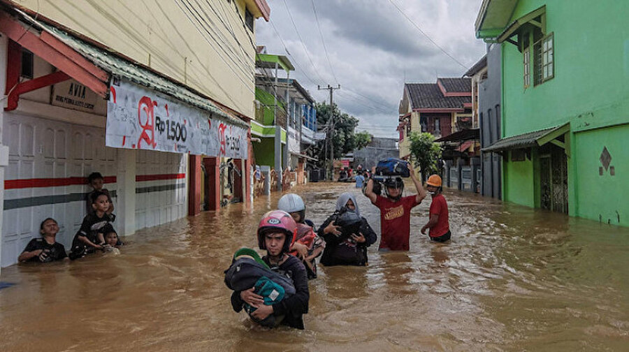Endonezya'da etkili olan selden 24 bin kişinin etkilendiği bildirildi

                                    
                                    Endonezya'nın Batı Cava eyaletinde hafta başından bu yana etkili olan selden 24 bin 813 kişinin olumsuz etkilendiği bildirildi.
                                
                                
