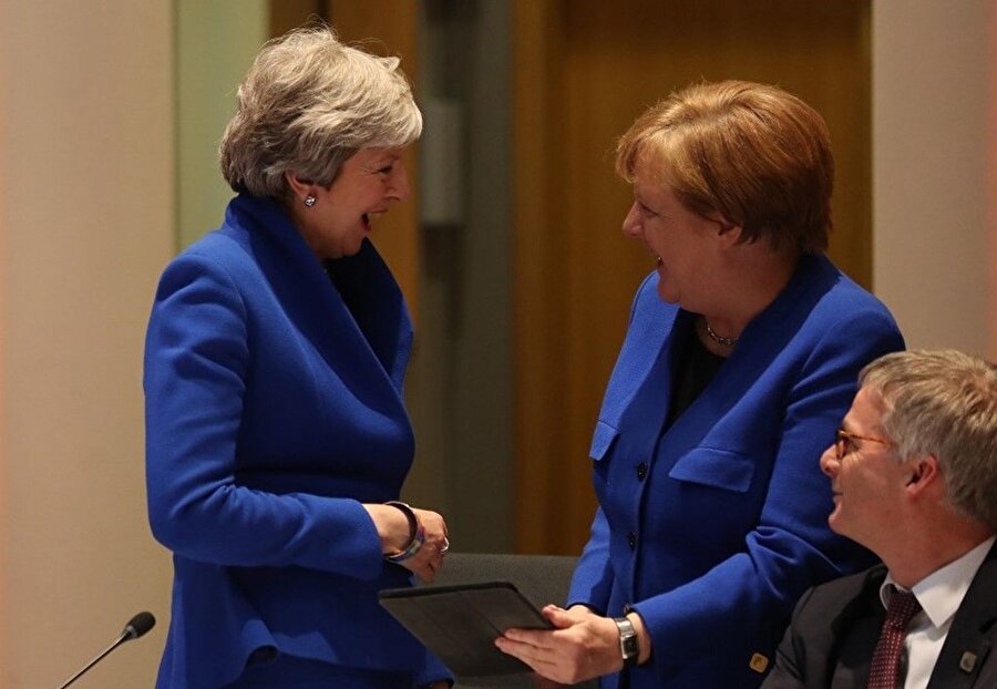 theresa may ve angela merkel in ceket