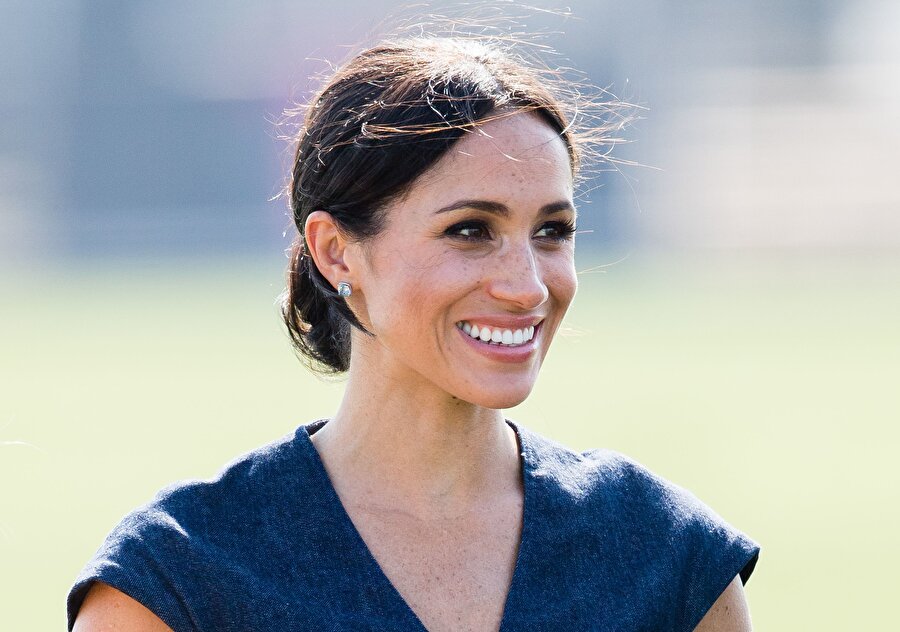 Meghan Markle doğal halleriyle dikkat çekiyor.