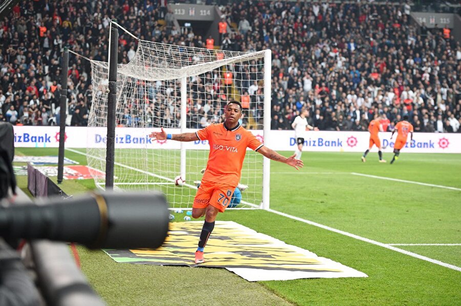 Robinho attığı golün sevincini doyasıya yaşıyor.