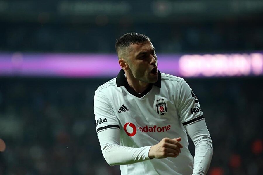 Burak Yılmaz attığı golün sevincini tribünlerle paylaşıyor.