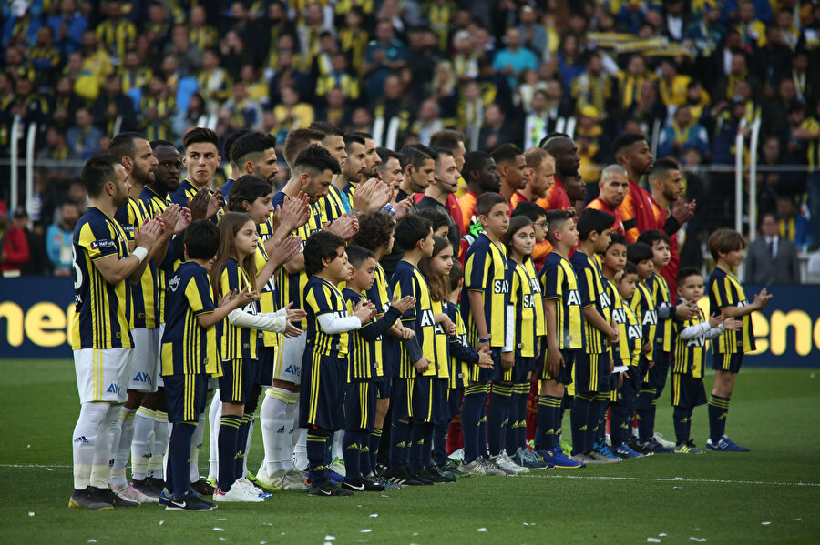 Fenerbahçeli futbolcular, seremonide minik taraftarlarla birlikte.