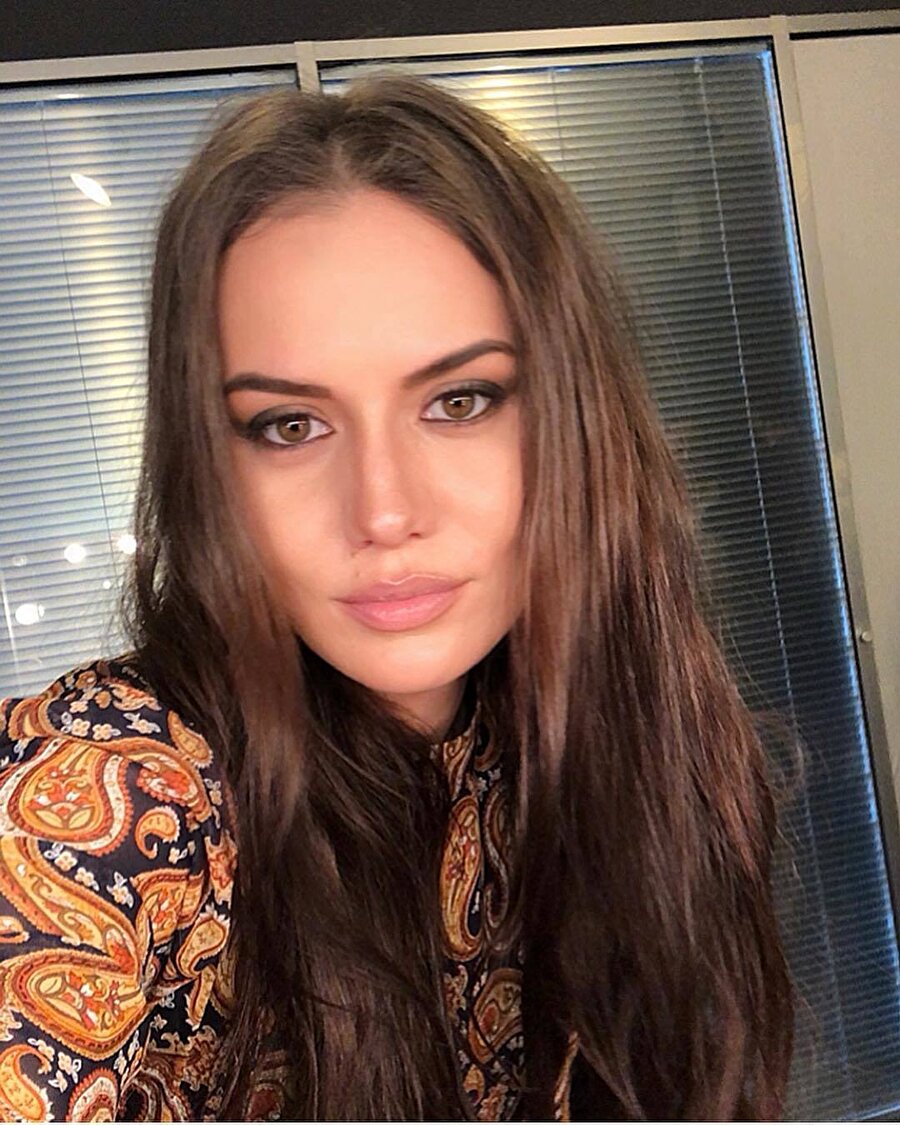 Fahriye Evcen ve Burak Özçivit çifti, bebeğine Instagram hesabı açmalarıyla ilgili gündeme gelmişti.