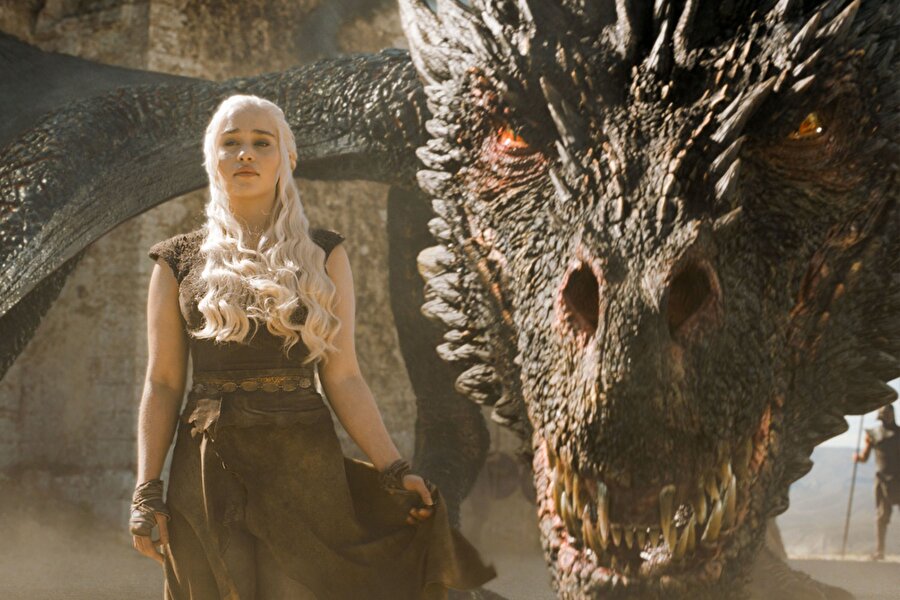 Game of Thrones dizisinden Emila Clarke.