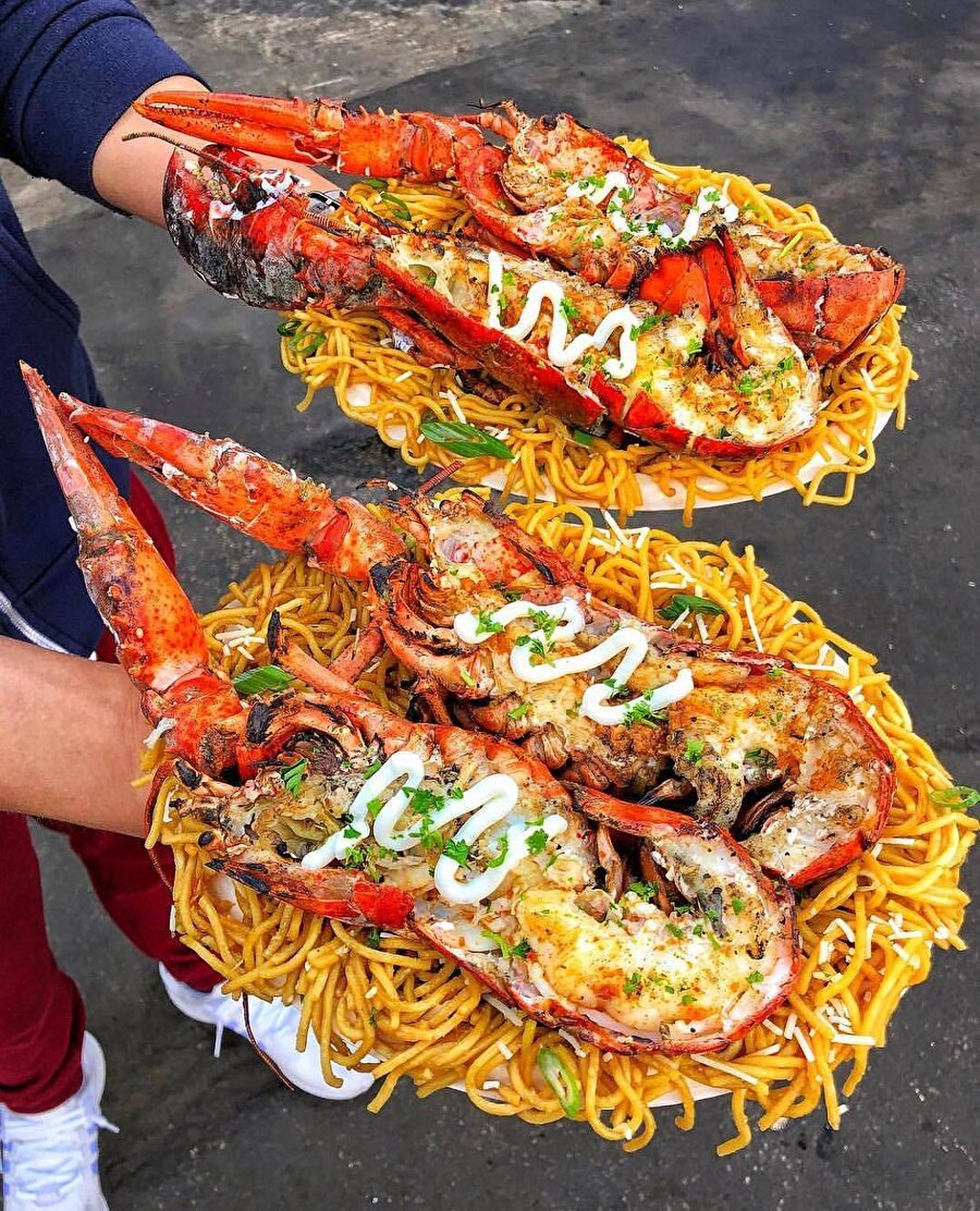 Sarımsaklı erişte yatağında ıstakoz