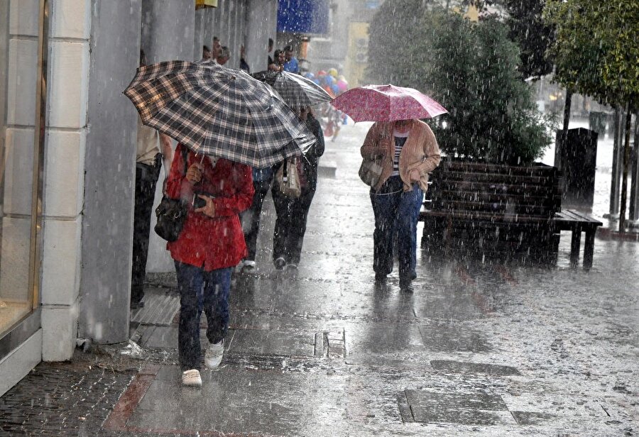 Meteoroloji uzmanları Türkiye genelinde etkisini gösterecek 'kuğu fırtınası' için vatandaşları uyardı.