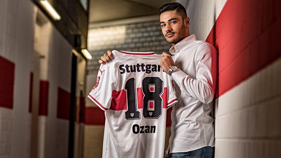 Ozan Kabak, transfer olduğu ilk gün Stuttgart formasıyla poz vermişti.