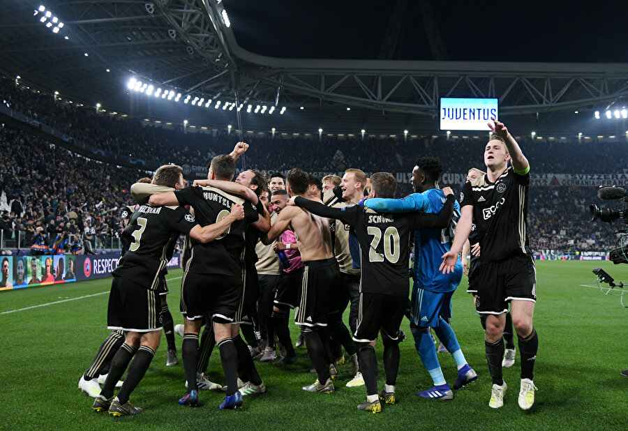 Ajax forması giyen oyuncuların yarı final coşkusu.