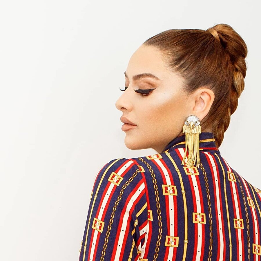 Hadise Açıkgöz'ün menajerliğini küs olduğu ablası Hülya Açıkgöz yapıyordu.