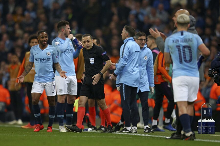 Cüneyt Çakır, VAR incelemesinin ardından Manchester City'nin golünü iptal etmek üzere sahaya dönüyor.