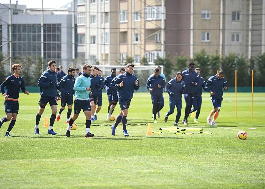 Başakşehir ligde liderliğini sürdürüyor.