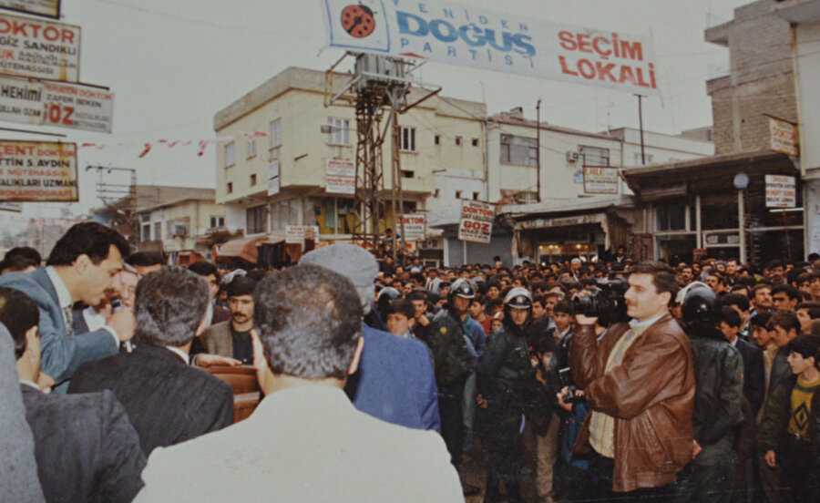 Yeniden Doğuş Partisi (YDP)

                                    Yeniden Doğuş Partisi (YDP), 23 Kasım 1992'de, Anavatan Partisi'nden ayrılmış olan Hasan Celal Güzel tarafından 11 binin üzerinde kurucu üye ile gövde gösterisi yaparak kurulmuştu. Kurucular Kurulu Toplantısı kurucu sayısının fazlalığı nedeniyle Atatürk Spor Salonunda yapılabildi. İddialı açıklamalarıyla 1995 Türkiye genel seçimlerine giren parti sadece %0,34 oy alabildi. 1999'da yapılan seçimlerde aldığı oy oranı %0,14'e düşen parti genel başkan değişikliğine gitti.
Hasan Celal Güzel'in partinin liderliğiyle beraber siyaseti de bırakmasından sonra YDP’nin genel başkanlığına Ahmet Rüştü Çelebi getirildi. 23 Ağustos 2002'de yapılan 3. Olağanüstü Kurultayı'nda YDP parti genel sekreteri Mehmet Ali Akgül tarafından Cem Uzan'a sunulan YDP'nin adı Genç Parti olarak değiştirildi ve parti başkanlığına da Cem Uzan seçildi.
                                