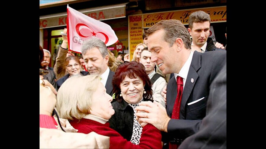 Genç Parti

                                    İlginç vaatleri, köfte ekmek dağıtılan mitingleriyle hayatımıza giren Genç Parti yine bir iş adamının Cem Uzan’ı iktidara taşımaya çalışmasıydı.
Genç Parti, 10 Temmuz 2002’de Uzan ve arkadaşları tarafından kuruldu. “Türkiye yerinden oynayacak” sloganıyla kuruluşunu açıklayan parti, seçim dönemi boyunca “mazot 1 YTL olacak”, “ÖSS kalkacak”, “dokunulmazlıklar kalkacak” gibi o dönem için hayli uçuk görünen vaatleriyle konuşuldu.
Uzan sadece 66 gün boyunca propaganda yapmasına rağmen, beklenmedik bir şekilde 3 Kasım 2002 seçimlerinde yüzde 7,25 oy aldı. 22 Temmuz 2007 seçimlerinde ise yüzde 3,03 alarak yine meclise giremedi. Cem Uzan bu dönemde hakkında devam eden davalar nedeniyle Fransa’dan “siyasi sığınma hakkı” aldı. Halen Paris’te ikamet eden Uzan, propagandaya Twitter üzerinde devam ediyor.
                                