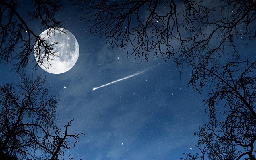 Gece karanlık, ay bulutludur. O zaman ayın çengeline oturan kız görünmez.