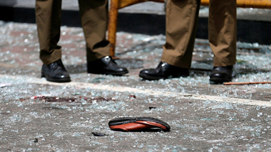 Sri Lanka'da 3 kilise ve 3 otelde eş zamanlı terör saldırısı
Sri Lanka’daki kilise ve otelleri hedef alan saldırıların faillerine yönelik operasyonlarda 24 kişi yakalanırken, 3 polis hayatını kaybetti. Saldırılarda ölenlerin sayısı ise 290'a yükseldi.