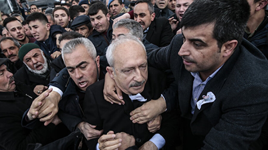Kılıçdaroğlu saldırıya uğradı
CHP Genel Başkanı Kemal Kılıçdaroğlu, Ankara'nın Çubuk ilçesinde katıldığı şehit cenazesinde bir grubun saldırısına uğradı. Kılıçdaroğlu'nu hedef alan çirkin saldırıya Türkiye'nin dört bir yanından tepki yağdı.