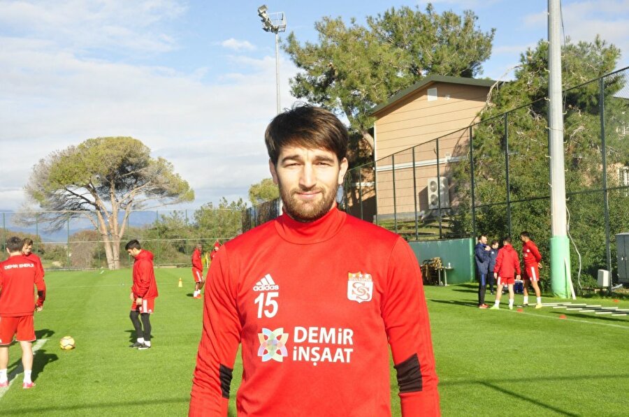 Tolgahan Acar idmanda gazetecilere poz veriyor.