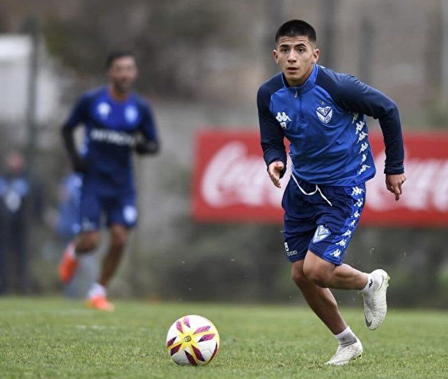 Thiago Almada idmanda top sürüyor.