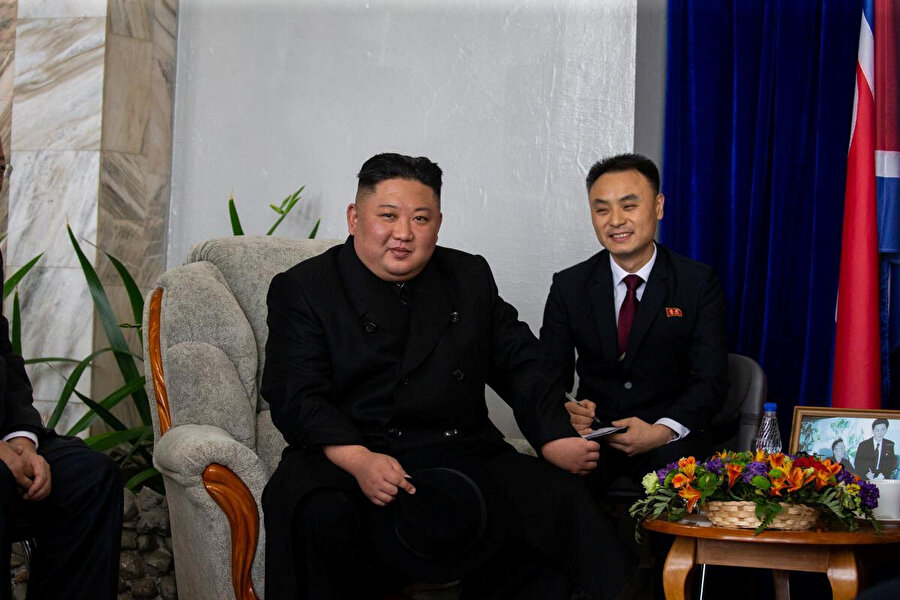 Kuzey Kore lideri Kim Jong (solda)