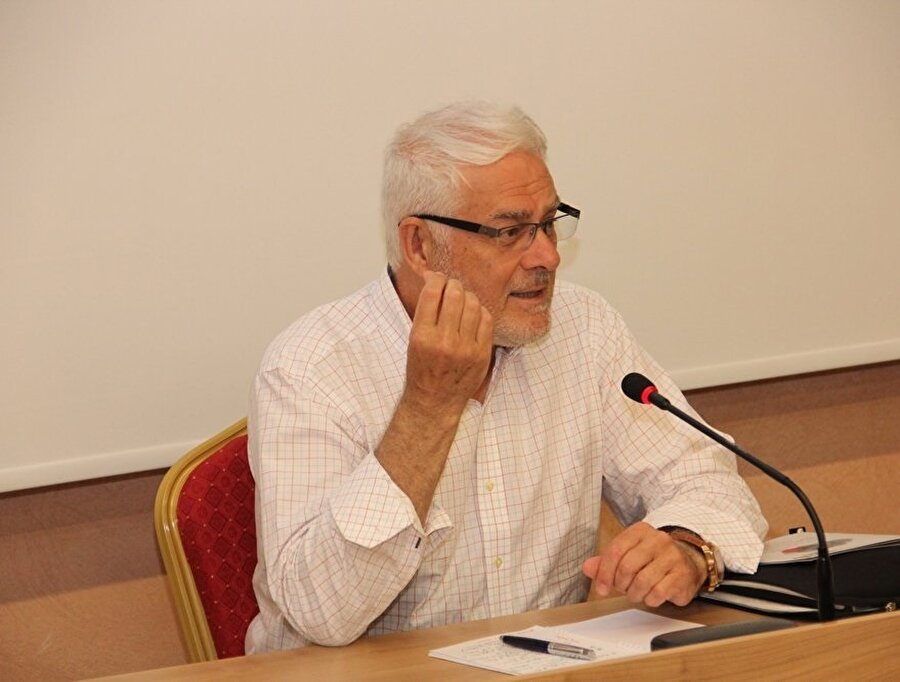 İslam hukuku ve İslam tarihi profesörü olan Wael Hallaq, 1955 yılında Nasıra'da dünyaya geldi.