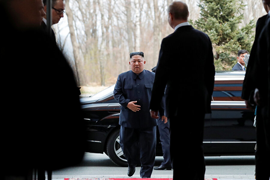 Kuzey Kore lideri Kim Rusya'ya gitti
Kuzey Kore lideri Kim Jong-un, Rusya Devlet Başkanı Vladimir Putin'le görüşmek için Rusya'nın Vladivostok kentine gitti. Kuzey Kore lideri ekmek ve tuz ikram edilerek karşılandı.