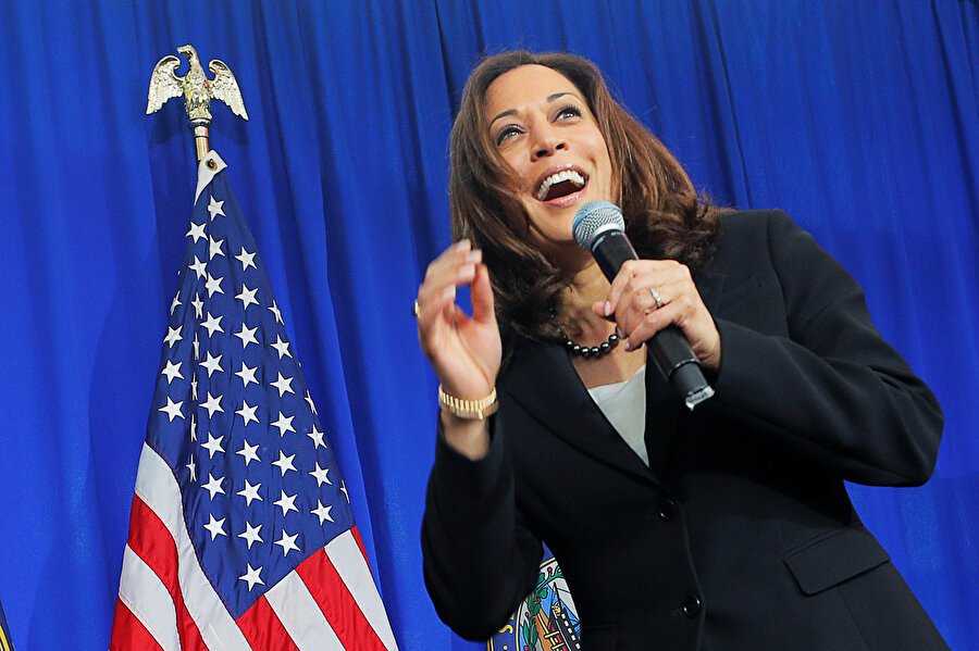 Harris ve Buttigieg'in takibi
Kaliforniya Senatörü Kamala Harris (54), bölgesindeki etkili siyaseti ve son dönemde parlayan yıldızıyla Demokratlar arasındaki yarışta şu anda 3. sırada geliyor ve güncel anketlerde yüzde 8,3 civarında destek buluyor.
2010-2016 arasında Kaliforniya Başsavcılığı görevini yürüten Harris, 2016 yılındaki Kongre seçimlerinde Senato'ya girmeyi başardı. Özellikle orta sınıfa ciddi vergi indirimleri vaadiyle dikkat çeken Harris, Hintli bir anne ile Jamaikalı bir babanın çocuğu olarak da dikkati çekiyor.