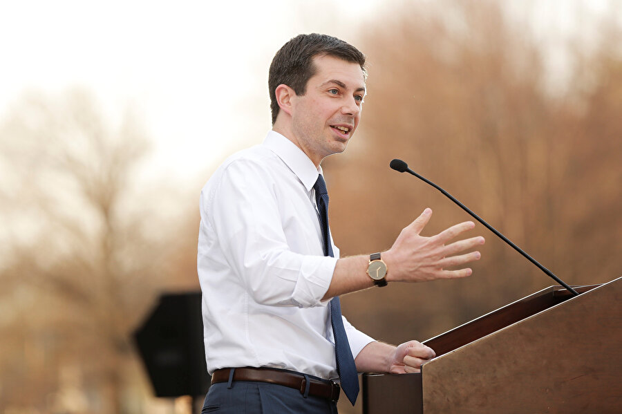 Buttigieg'ın anket oranı: Yüzde 7,5
Başkanlık yarışındaki tek eşcinsel aday adayı olmasıyla medyanın ilgisini çeken Pete Buttigieg de (37) Harris gibi Biden-Sanders ikilisini geriden takip ediyor. 

RCP'deki güncel anketlerin ortalamasına göre yüzde 7,5 düzeyinde bir desteğe sahip olan Buttigieg, Indiana eyaletindeki en genç belediye başkanlarından biri olarak kayıtlara geçmiş durumda.