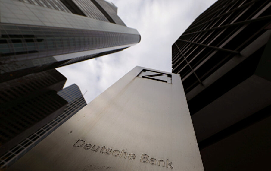 Deutsche Bank ve Commerzbank birleşmesi olumsuz ilerliyor
Almanya'nın en büyük bankası Deutsche Bank ile yüzde 15'i devlete ait olan bir diğer devi Commerzbank, düşen karlılığı artırmak ve maliyetleri azaltmak için birleşme görüşmelerine başlamış, bu hamlenin ardından hisselerinde gözle görülür bir yükseliş kaydedilmişti. Birleşme görüşmelerinin tıkandığı ve Deutsche Bank'ın yüzde 6 hissesini elinde bulunduran Katar'ın bu birleşmeye onay vermediği öğrenildi.